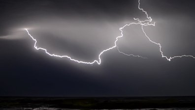 Мълния в Охридското езеро прати 13 къмпингуващи  в болница