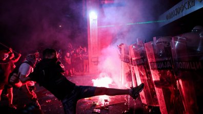 Камъни летяха към полицаи на протеста в Нови Сад, 11 униформени са ранени