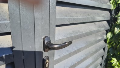 От Helpbook: Началник гара напръска с отрова оградата ми за отмъщение