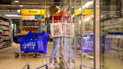 Руснаците го закъсаха с по-скъпи алкохол, коли, ковчези