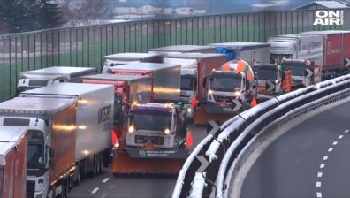 Пожарникари спасиха стотици в Италия, блокрани от обилен снеговалеж