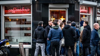 Затварят кофишоповете в Нидерландия, извиха се опашки