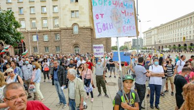 Без напрежение в седмия ден на протести, сигнали за провокатори в късните часове
