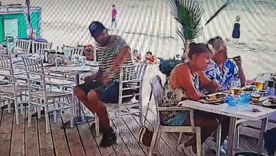 Жена "изгоря" с дамската си чанта, докато похапва цаца на плажа (+ВИДЕО)