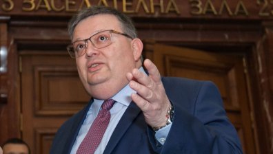Цацаров сигнализира за разминавания в бюджета, постъпил в КПКОНПИ и този в парламента