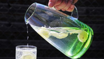 Какви са ползите от лимоновата вода