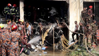 Расте броят на жертвите от самолетната катастрофа в Бангладеш (+СНИМКИ)