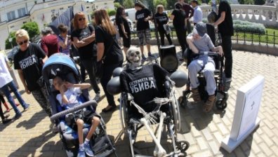 След 6 месеца протести: Депутатите приеха Закона за личната помощ
