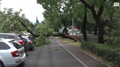 Мощна буря се развилня в Черна гора, мълния погуби човек