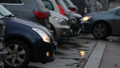 Опасно движение около 145 ОУ в София, паркирането е невъзможно