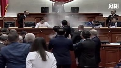 Опозицията в Албания направи на омлет правителството!