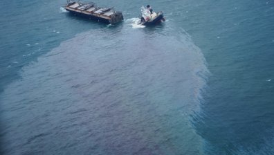 Огромно нефтено петно от Сирия се насочва към остров Кипър