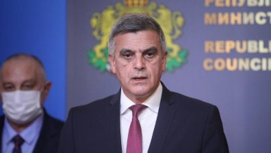 Янев: Мерките не целят да направят ваксинацията задължителна