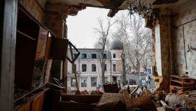 Руска атака в Одеса рани 18 души, десетки сгради са поразени