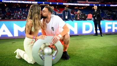 Брутален обир: Крадци вързаха голи Донарума и приятелката му, двамата са в болница