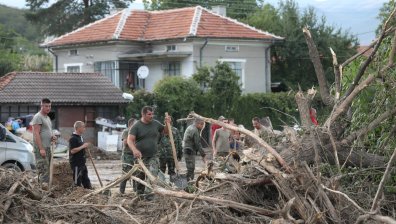Шести ден чистят от калните наноси карловските села Богдан, Каравелово и Слатина