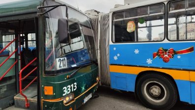Тролей и автобус се удариха в София, блокираха Лъвов мост