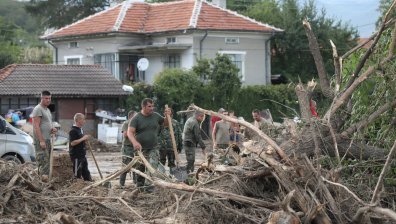 Близо 140 военнослужещи помагат на пострадалите в Карловско
