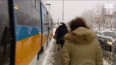 Пътник иска да си купи билет в трамвая, но няма възможност