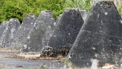 Беларус ударно произвежда противотанкови съоръжения за Русия, поръчките били спешни