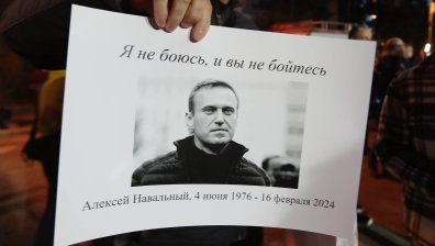 Мистерията се заплита: По тялото на Навални има синини, охранява го полиция