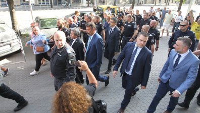 Протестиращи "изпратиха" Тошко Йорданов и Пламен Николов до НС