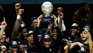 "Финикс" се устреми към първи финал в НБА от 28 години насам