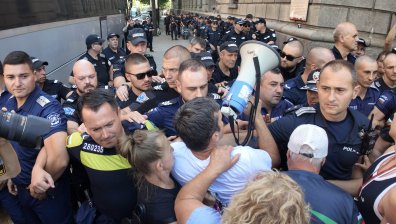 Пряк сблъсък с полицаи на протест на "Възраждане" срещу еврото (СНИМКИ)