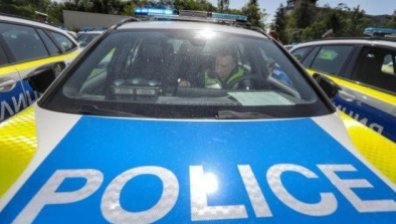 Задържаха двама мъже, набили трети с лопата след кавга на пътя