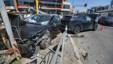 Сблъсък между две коли в София, едната се удари в стълб