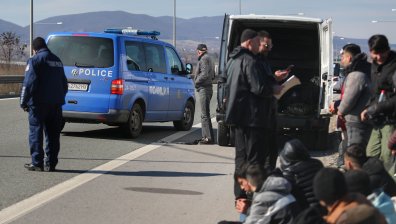 Задържаха 15 сирийци на АМ "Тракия", шофьорът се опитал да избяга