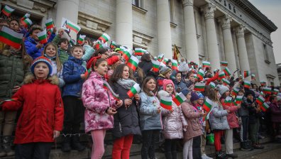 Родолюбието е преди всичко обич: 200 деца рецитираха "Аз съм българче"