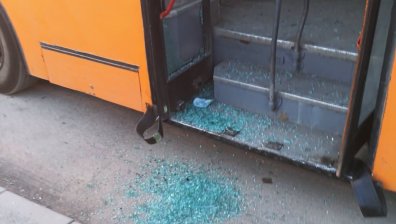 Обвиниха младежа, който счупи стъкло на автобус и нападна шофьор в София