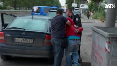 Задържаният за нападението с нож в тролей остава в ареста