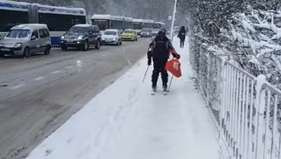 Със ски до магазина, коли се пързалят като шейни: Снежен Апокалипсис във Варненско (+ВИДЕО)