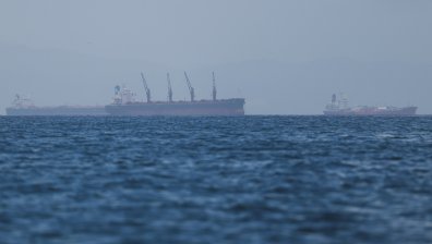 Напрежение край Ормузкия проток: Снаряд удари петролен танкер