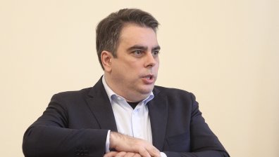 Василев: Бюджетът помага да се задържи инфлацията и дава средства на хората