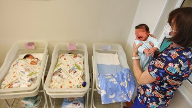 Новородените у нас намаляват с между 1000 и 2000 на година (+снимки)