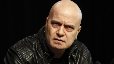 Трифонов: "Уморена кака Лена" е сексистка песничка, но "Депутатът Христо" пее как жена в парламента му лекува запека