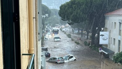 Най-малко три жертви на опустошителните наводнения във Франция (+СНИМКИ)