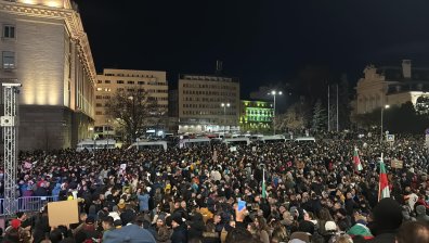 Протестът в София се премести от НС към централите на "ДПС-Ново начало" и ГЕРБ