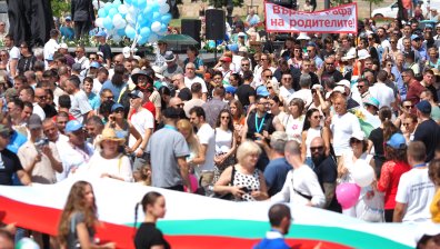 "Подкрепям нормалността": Граждани се събраха за "Шествието за семейството"