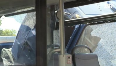 Камион се натресе в автобус край Руското посолство в София