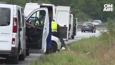 Полицаи разбили заключената врата на буса, вадили мигранти в кома