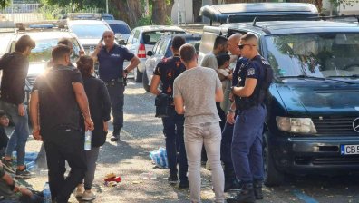Хванаха нова група мигранти, бременни жени и дете са в болница