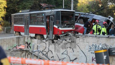 Щети за десетки хиляди след инцидента с трамвая - кой ще плаща?