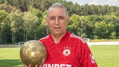 Стоичков надъхва "армейците": Време е да си върнем на "Зоря"