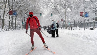 Бурята в Мадрид: Летището възобновява полети, скиори карат по улиците (+ВИДЕО)