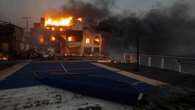 Пожарите заличават къщите на бедни и богати в Лос Анджелис (СНИМКИ)