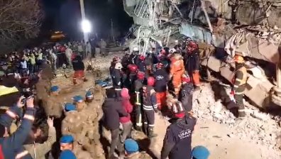 Над 100 часа под руините: Български и полски пожарникари спасиха жена в Бесни (+ВИДЕО)